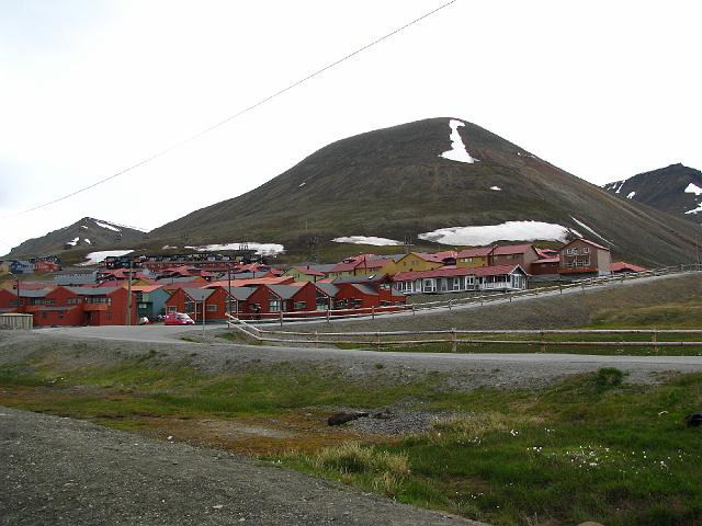 longyearbyen_8thjuly_jmb 149.jpg - Après une bonne heure de marche, nous atteignons les premières maisons colorées de Longyearbyen.